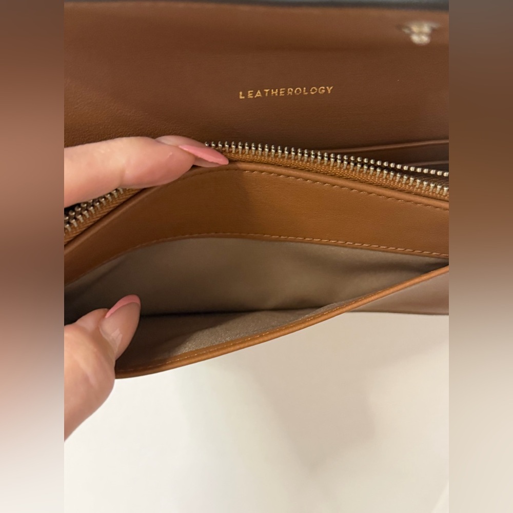 Leatherology leather envelope Tan Crossbody Bag NWOT - Picture 10 of 12